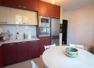 Η κουζίνα ή μικρή κουζίνα στο Апартамент за гости Римски терми