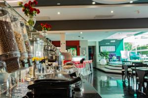 a restaurant with a counter with glasses on it at Hotel Los Alpes Cipreses in Asunción