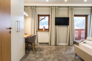 Televízia a/alebo spoločenská miestnosť v ubytovaní Royal Hill Residence