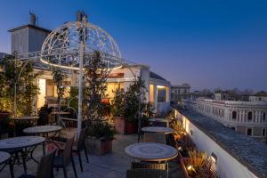 um pátio no último piso com mesas e um gazebo em Antica Dimora Delle Cinque Lune em Roma