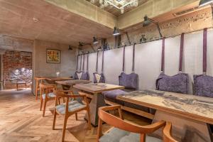 eine Reihe von Tischen und Stühlen in einem Restaurant in der Unterkunft Design Hotel 36 in Sofia