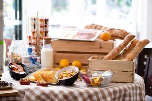 een tafel met brood en ander voedsel op een tafel bij Hotel-Restaurant Espace Squash 3000 in Mulhouse