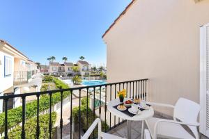 En balkon eller terrasse på Bungalow Pasito Blanco Marina Port 4 by VillaGranCanaria