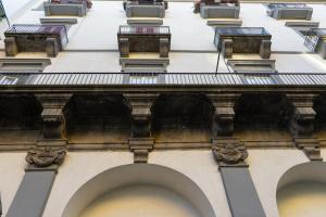 - Vistas al exterior de un edificio con balcones en Palazzo il Convento en Nápoles