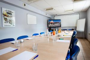 une salle de conférence avec une grande table et des chaises dans l'établissement Hotel-Restaurant Espace Squash 3000, à Mulhouse