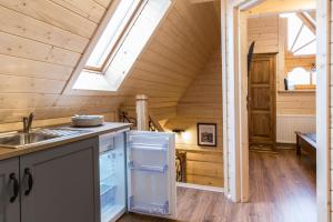 Kuchyňa alebo kuchynka v ubytovaní udanypobyt Villa Sywarne Prestige