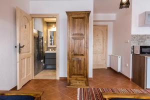 Kuchyňa alebo kuchynka v ubytovaní udanypobyt Villa Sywarne Prestige