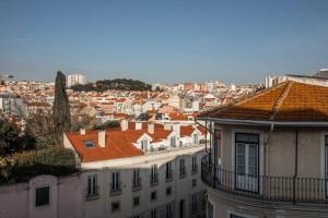 uma vista para uma cidade com edifícios e telhados em Family apartment in the center - BP3 em Lisboa
