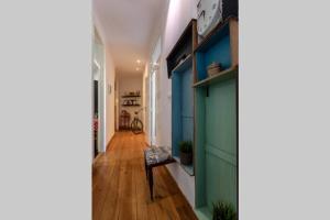 um corredor com uma porta azul e uma cadeira em Family apartment in the center - BP3 em Lisboa