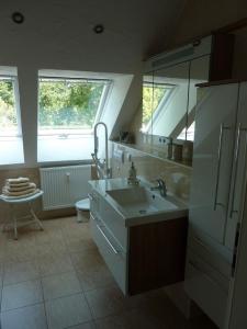 ein Badezimmer mit Waschbecken und Spiegel in der Unterkunft Fewo im Josefinum in Bad Sassendorf