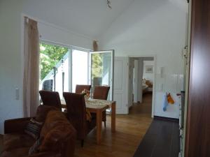 ein Wohnzimmer mit Tisch und Couch in der Unterkunft Fewo im Josefinum in Bad Sassendorf