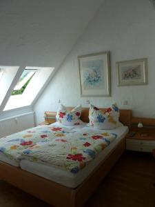 ein Schlafzimmer mit einem Bett mit Blumen darauf in der Unterkunft Fewo im Josefinum in Bad Sassendorf