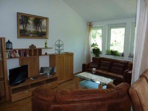 ein Wohnzimmer mit einer Couch und einem Tisch in der Unterkunft Fewo im Josefinum in Bad Sassendorf