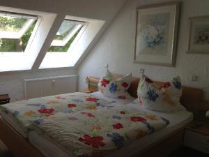 Bett in einem Zimmer mit 2 Fenstern in der Unterkunft Fewo im Josefinum in Bad Sassendorf