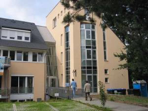 zwei Personen, die vor einem Gebäude spazieren in der Unterkunft Fewo im Josefinum in Bad Sassendorf