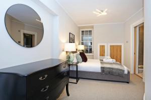 Gallery image of ALTIDO Newly Refurbished Apartment on the Historic Royal Mile in Edinburgh