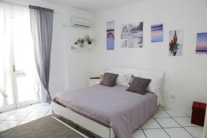 Un dormitorio blanco con una cama grande. en Seaside House en Vietri