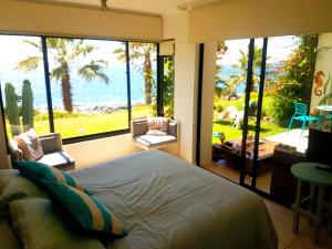 a bedroom with a bed with a view of the ocean at Puerto Velero/ Primera Linea in Puerto Velero