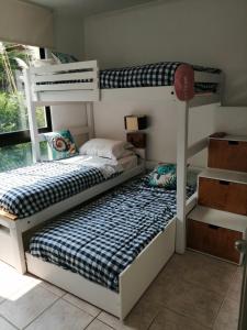 een slaapkamer met 2 stapelbedden in een kamer bij Puerto Velero/ Primera Linea in Puerto Velero