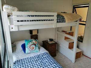 een slaapkamer met 2 stapelbedden en een bed bij Puerto Velero/ Primera Linea in Puerto Velero