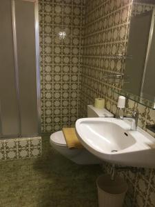 ein Badezimmer mit einem weißen Waschbecken und einem WC in der Unterkunft Pension Christophorus in Neustift im Stubaital