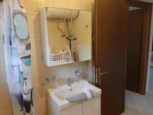 Phòng tắm tại Olive Tree Apartments