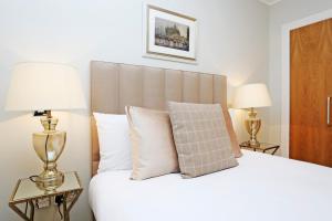 Кровать или кровати в номере ALTIDO Modern and Airy flat on the Historic Royal Mile