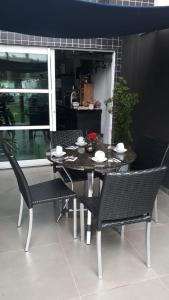 una mesa y sillas en un patio con mesa y sillas en Hollyster Hotel, en Curitiba
