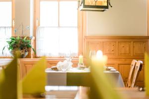 A restaurant or other place to eat at Das Herbst