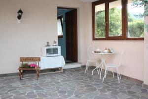- une cuisine avec une table et un four micro-ondes à l'étage dans l'établissement B&B Greenmind, à San Dorligo della Valle
