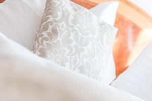 A bed or beds in a room at Das Herbst