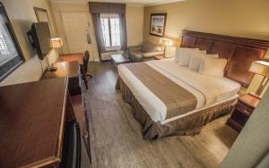 Postel nebo postele na pokoji v ubytování Days Inn by Wyndham Destin