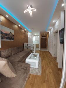 sala de estar con sofá y mesa en Apartman Elegance Free Garage, en Novi Sad