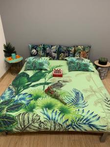 Le Menhir 2 Jacuzzi Spa Terasse Barbecue客房内的一张或多张床位