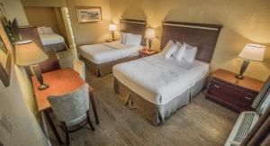 Postel nebo postele na pokoji v ubytování Days Inn by Wyndham Destin