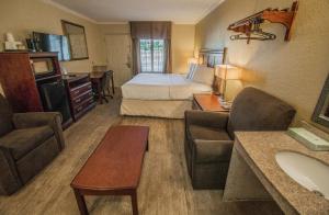 Postel nebo postele na pokoji v ubytování Days Inn by Wyndham Destin