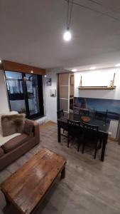 ein Wohnzimmer mit einem Sofa und einem Tisch in der Unterkunft appartement luxe Vars pied des pistes 6 couchages in Vars