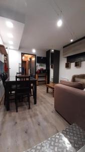 ein Wohnzimmer mit einem Tisch und einem Sofa in der Unterkunft appartement luxe Vars pied des pistes 6 couchages in Vars