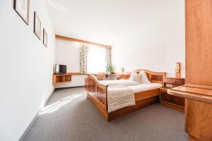 A bed or beds in a room at Das Herbst