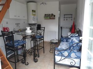 a kitchen with a table and chairs in a room at Chambres d'Hotes Elvire et Laurent Barbey in Sainte-Marie-du-Mont