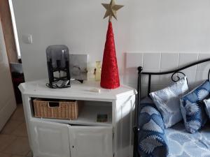 a red hat on top of a white table next to a bed at Chambres d'Hotes Elvire et Laurent Barbey in Sainte-Marie-du-Mont