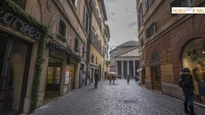 ローマにあるアル パンテオン コン トーマス マンの人々が歩き回る街の石畳