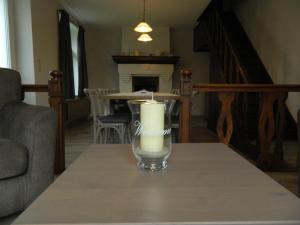 uma vela sentada numa mesa numa sala de estar em B&B Les Tchéous em La Gleize