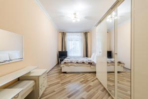 リヴィウにあるChaikovskoho apartmentのベッドルーム1室(ベッド2台、鏡付)