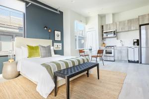 丹佛的住宿－Sonder Zuni，一间带大床的卧室和一间厨房