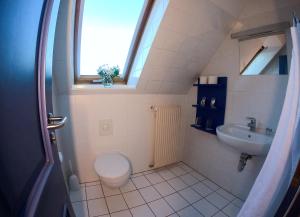 ハノーファーにあるSmart Hostel by Landgasthof Velber 24h7dのトイレと洗面台のある小さなバスルーム +74枚の写真