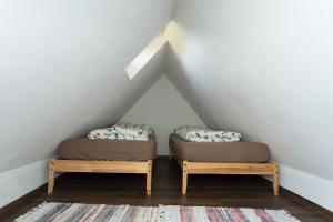 a room with two beds in the attic at Hügelhus in Kloster
