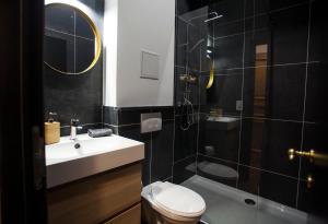 y baño con aseo, lavabo y ducha. en Luxury Suites Riverside Residence, en Amberes