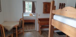 Ein Etagenbett oder Etagenbetten in einem Zimmer der Unterkunft Hotel Pension Pürcherhof