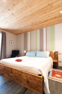 1 dormitorio con 1 cama grande y techo de madera en Casa Monet, en Saint Vincent
